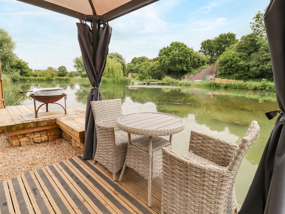 Oak Lodge At Bridge Lake Farm & Fishery