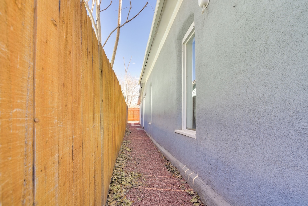 Near Old Town & Unm: Home in East Downtown