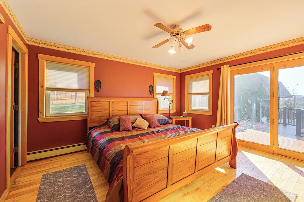 Hot Tub, Fire Pit & Grill: Remote Springfield Home