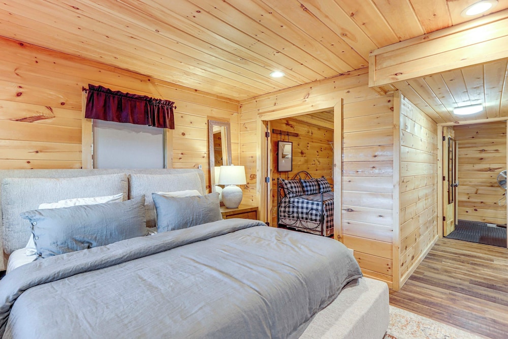 Deck, Panoramic Views: Serene Mineral Bluff Cabin!
