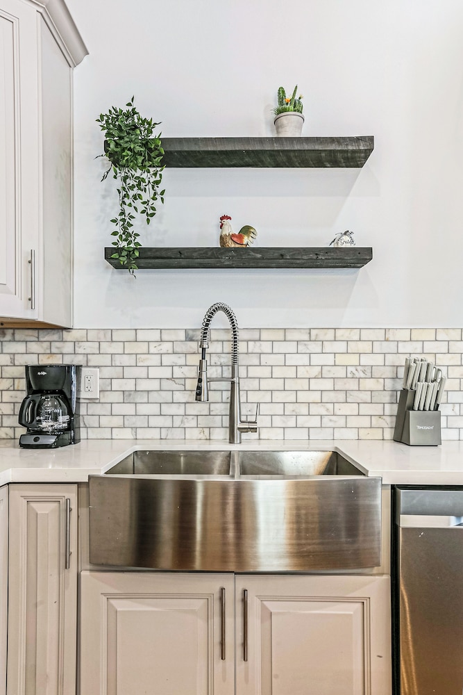 Stunning 4 BR Condo + Pool - Near St. Charles