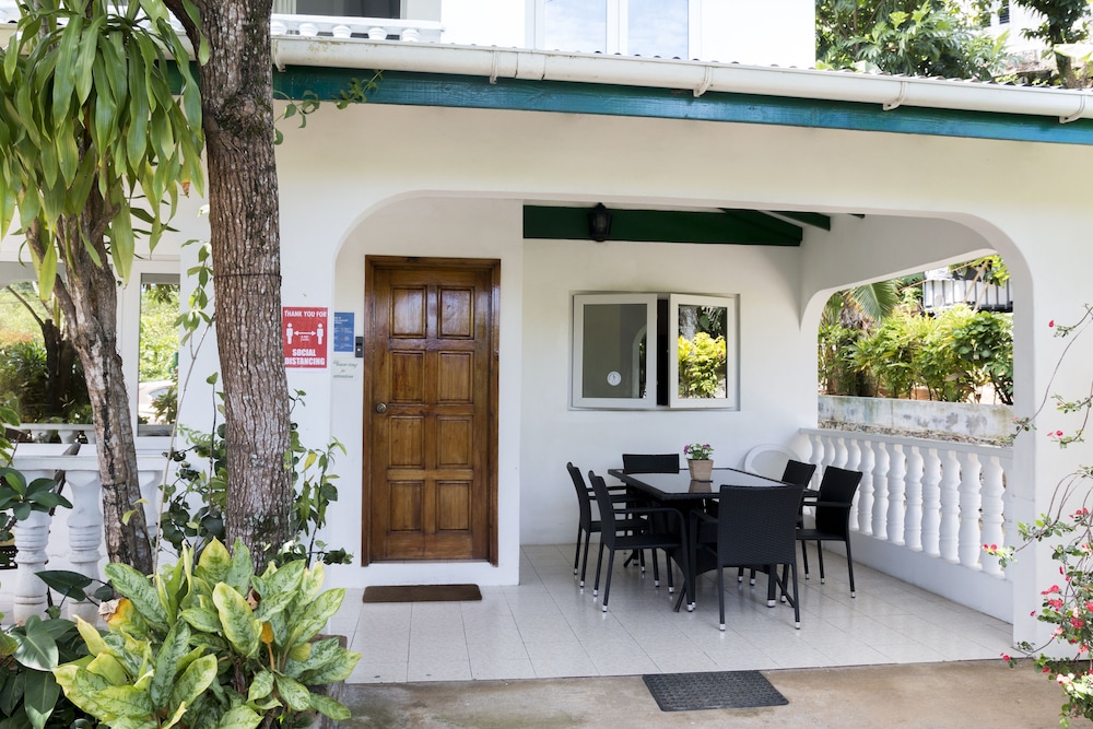 Le Manglier Guest House