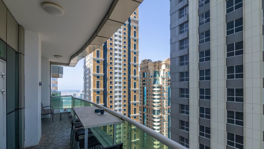 Luxury 1BR in Marina High-rise Living With Views