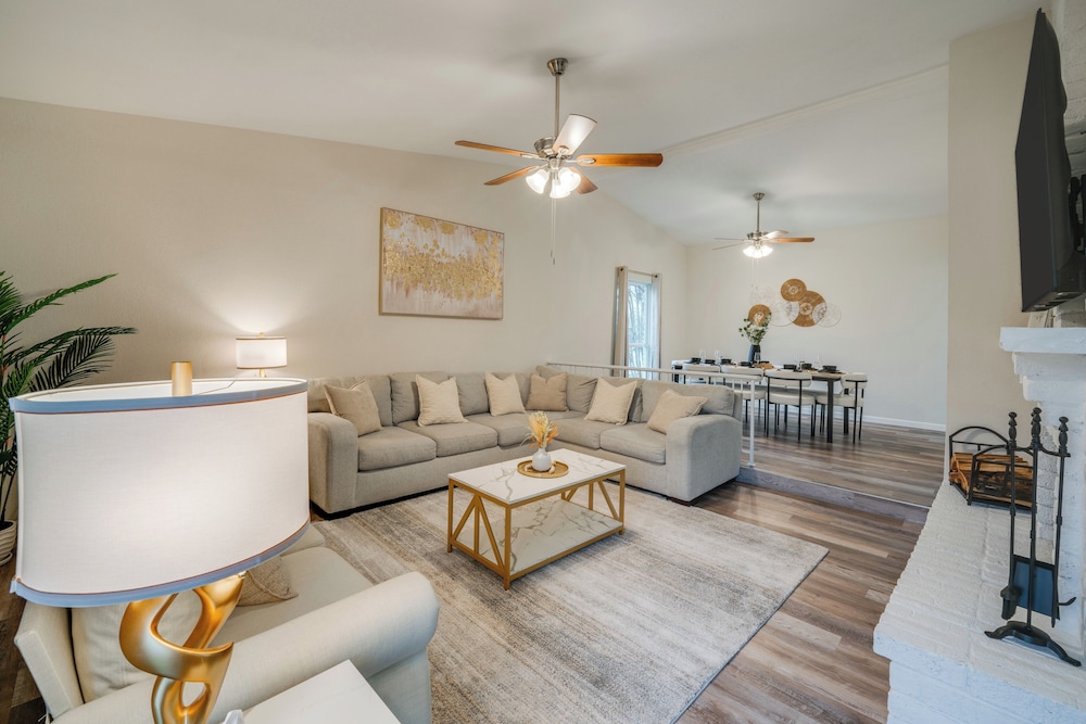 10 Mi to Six Flags: Pet- & Family-friendly Retreat