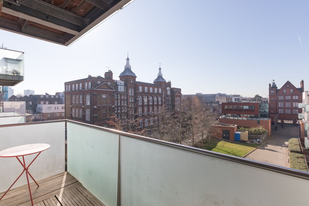 Luxury 2-bed Flat, Parking and Close to the Tube