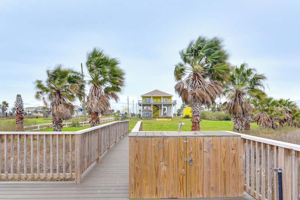 Walk to Beach: Bayfront Gilchrist Getaway!