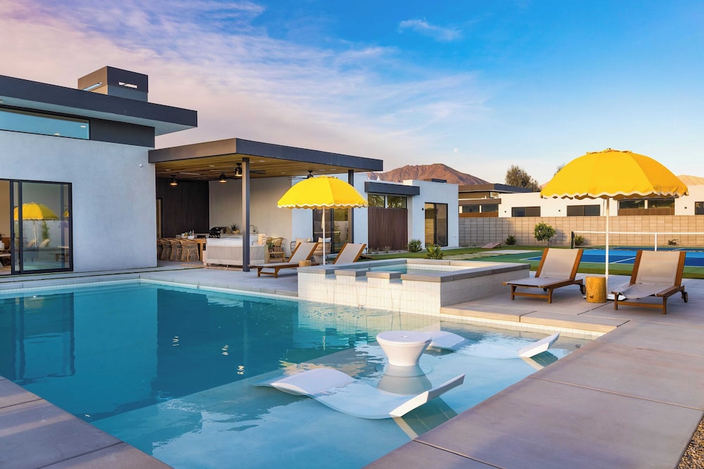 Sleeps 34 2 Villas, Pool, Pickleball + Bocce Polo Villas Elara by Avantstay