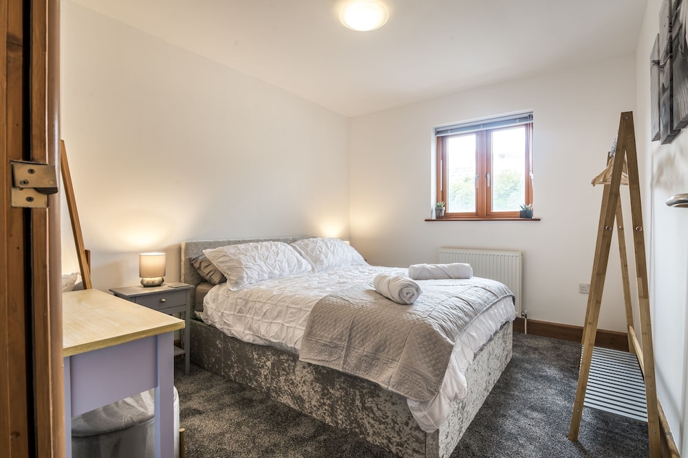 Marina View - 3 Bedroom - Milford Haven view 2