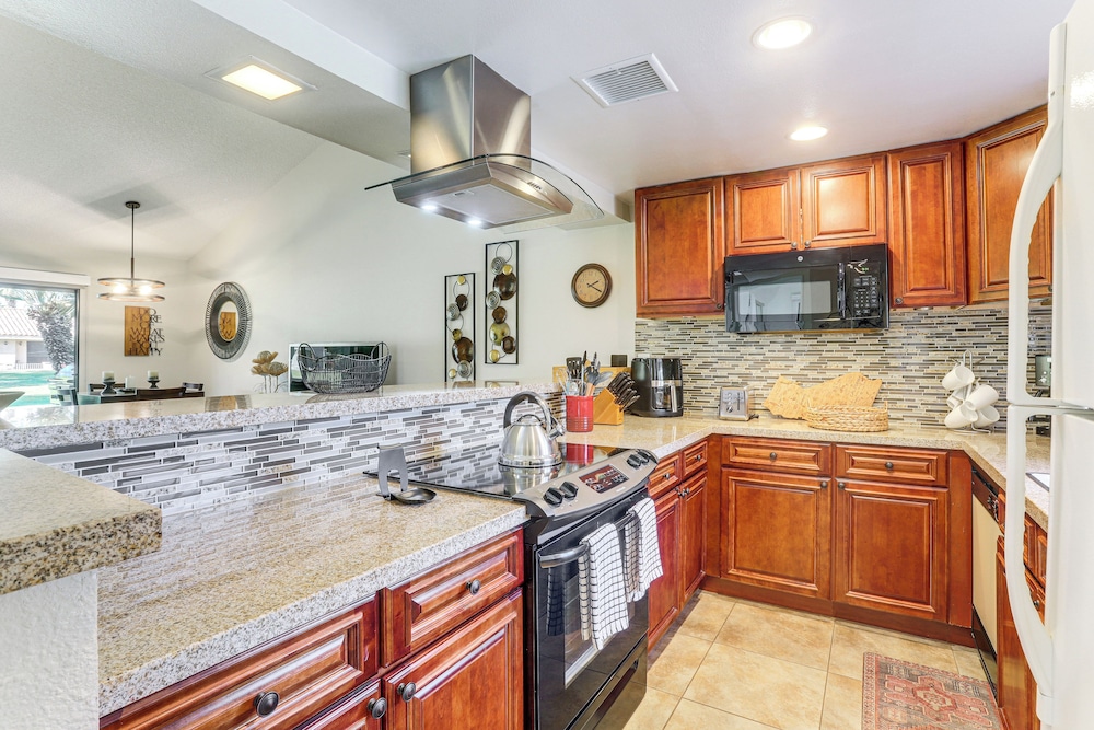 Golf Course On-site: Peaceful Condo in Palm Desert