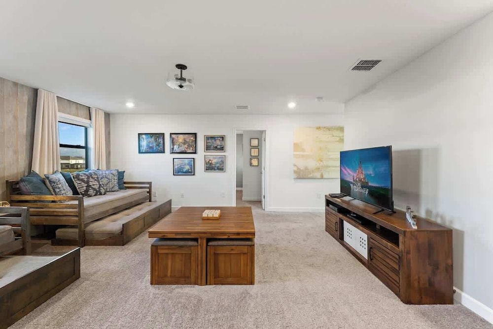 Luxury Decor 6BR at Storey Lake Sleeps 16