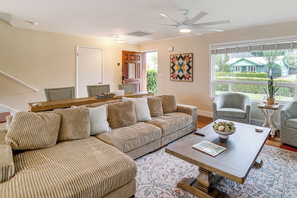 Waterfront Clear Lake Home w/ Game Room & Deck!