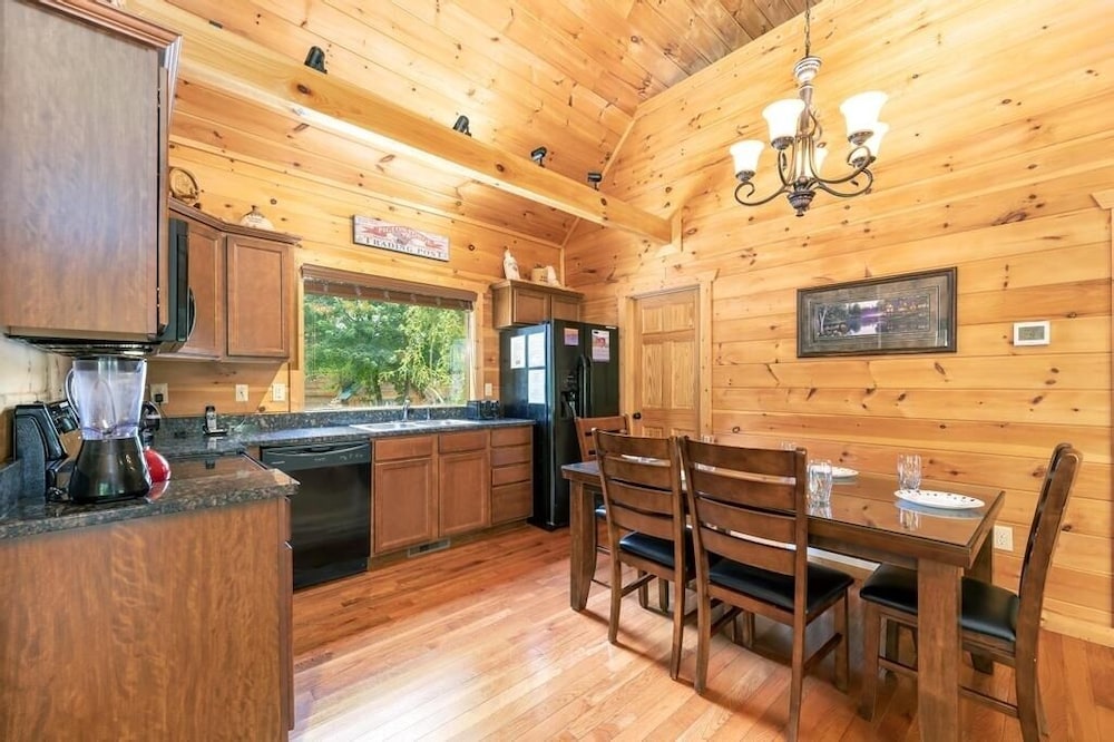 A Suite Mountain - 2 Bedrooms, 1 Baths, Sleeps 6 Cabin by RedAwning