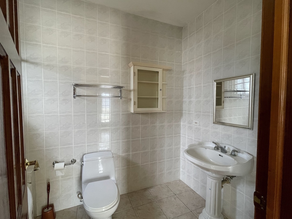 Skyline Suites Sunset Room 1 Bedroom Home by RedAwning view 4