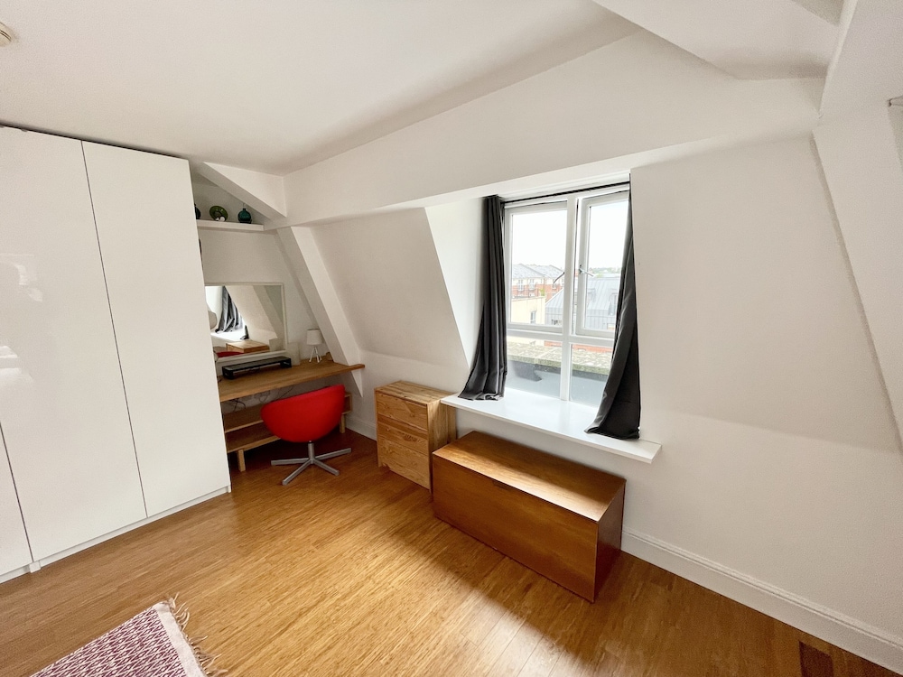 Bright 1 Double bed Apartment Near Cabot Circus view 4