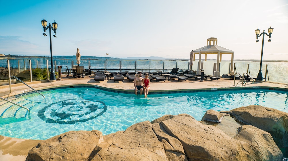 Oak Bay Beach Hotel - Image 4