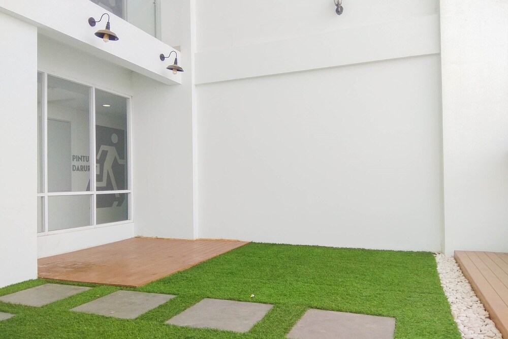 Modern And Comfy Studio Apartment At Patraland Urbano view 3