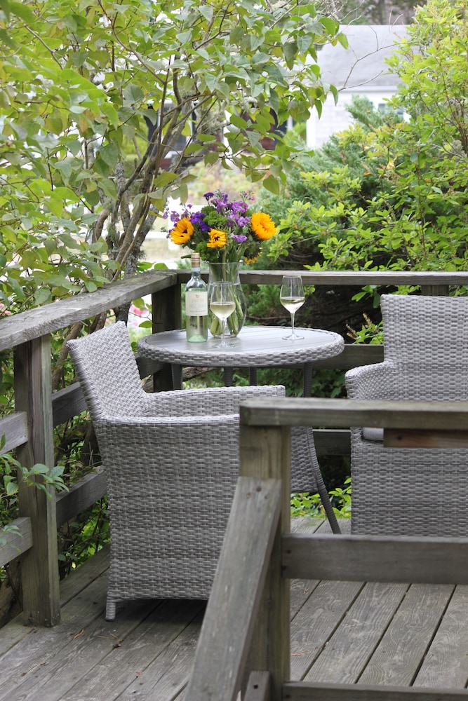 Allen Harbor Breeze Inn & Gardens