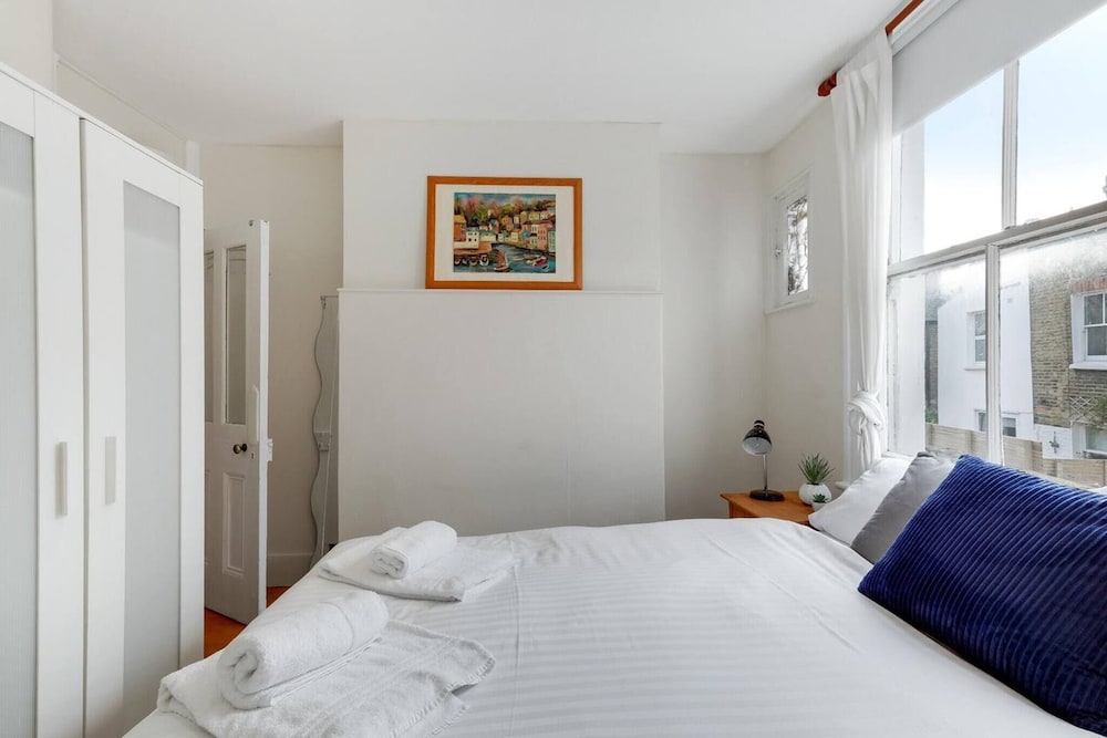 Cozy Fulham Retreat With Private Entrance & Hot Tub