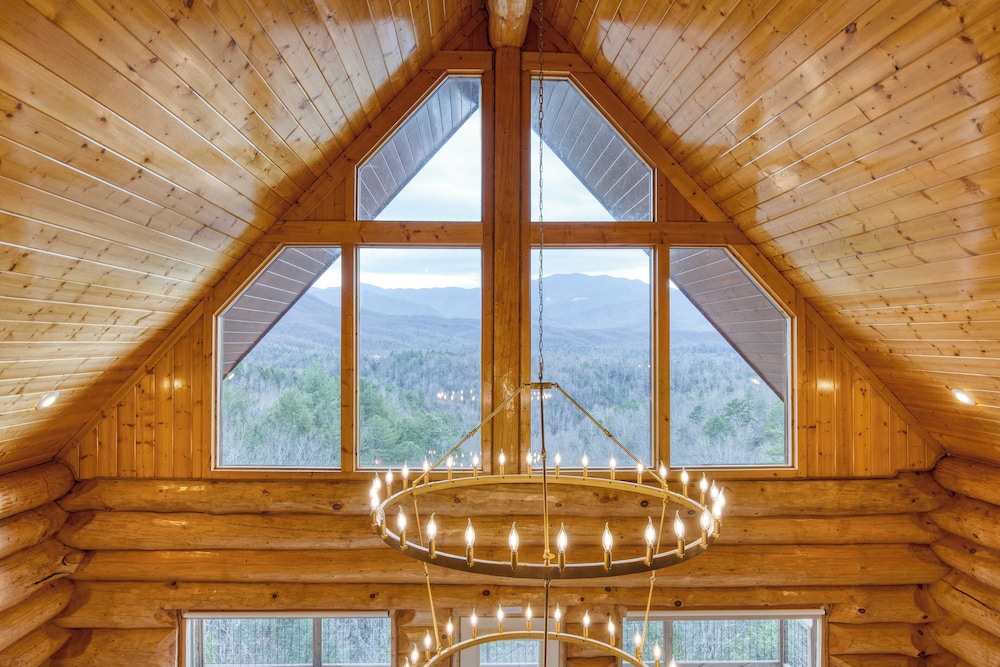 Pinnacle Chalet by Avantstay Luxury Cabin w/ Panoramic Views, Fireplace & Game Room