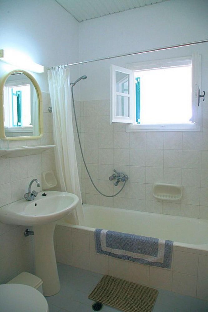 Renoula Walk to Beach Sea Views A C Wifi Car Not Required - 243 view 4