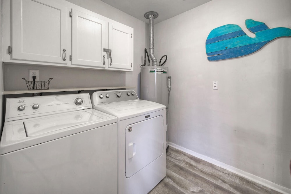 Dual Port A Cottages 2 Complete Homes Walk to the Beach Patio Fully-equipped Kitchens