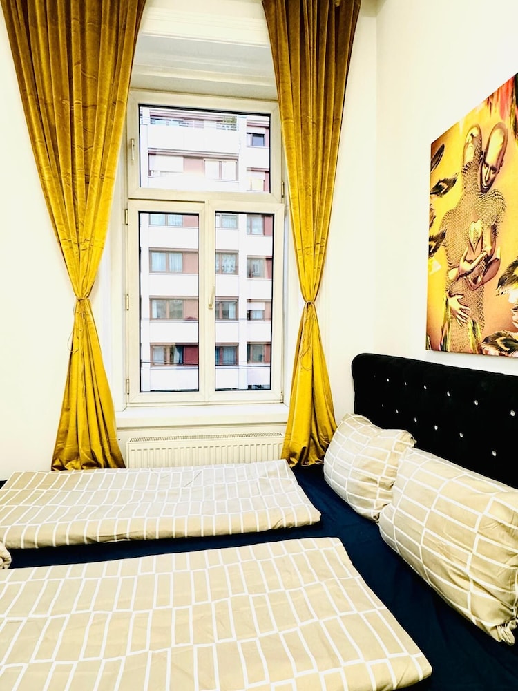 9BR Apt for 18P Walk to Augarten