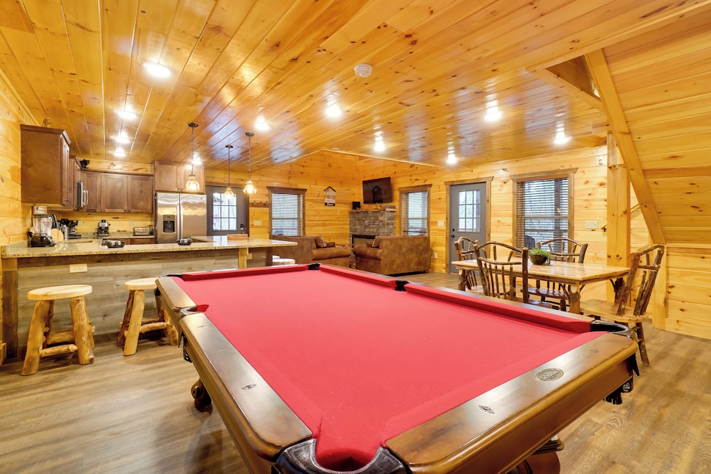12 Mi to Gsmnp: Cabin w/ Game Room in Sevierville