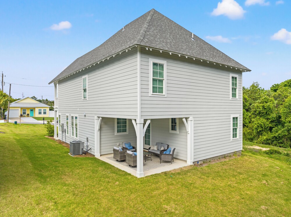 Spacious 6BR Beach Home Sleeps 15 Relax & Reconnect at Coastal Breeze
