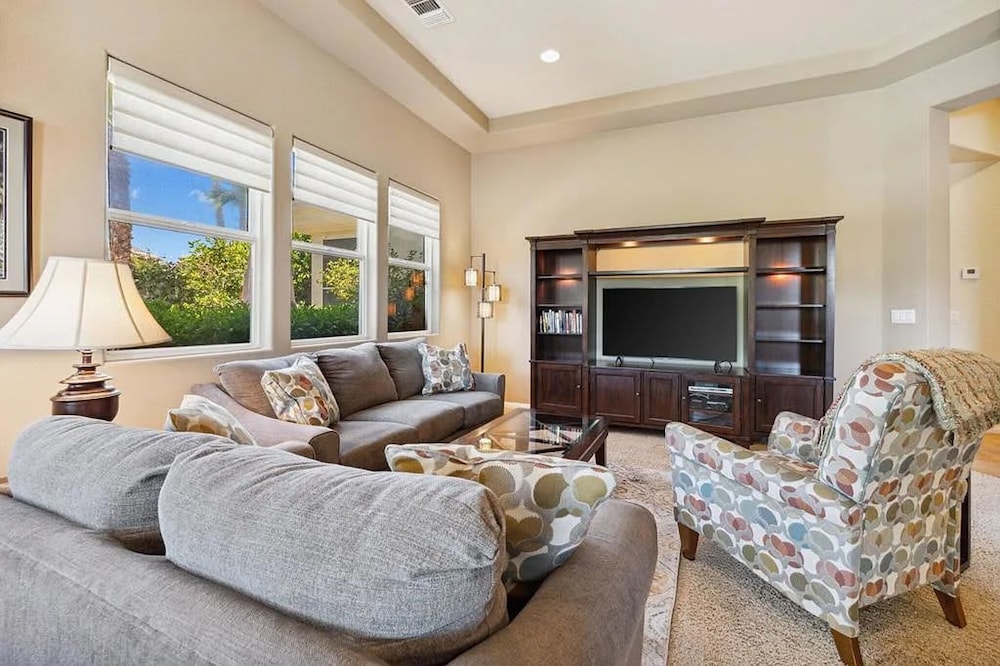 Stylish 2BR w Spa Patio