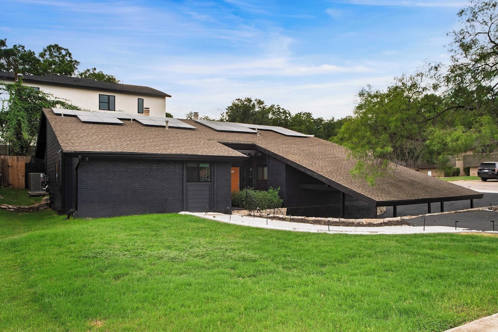 Stylish Retreat, Shared Pool & Yard Near Downtown Fairlawn Lane A by Avantstay