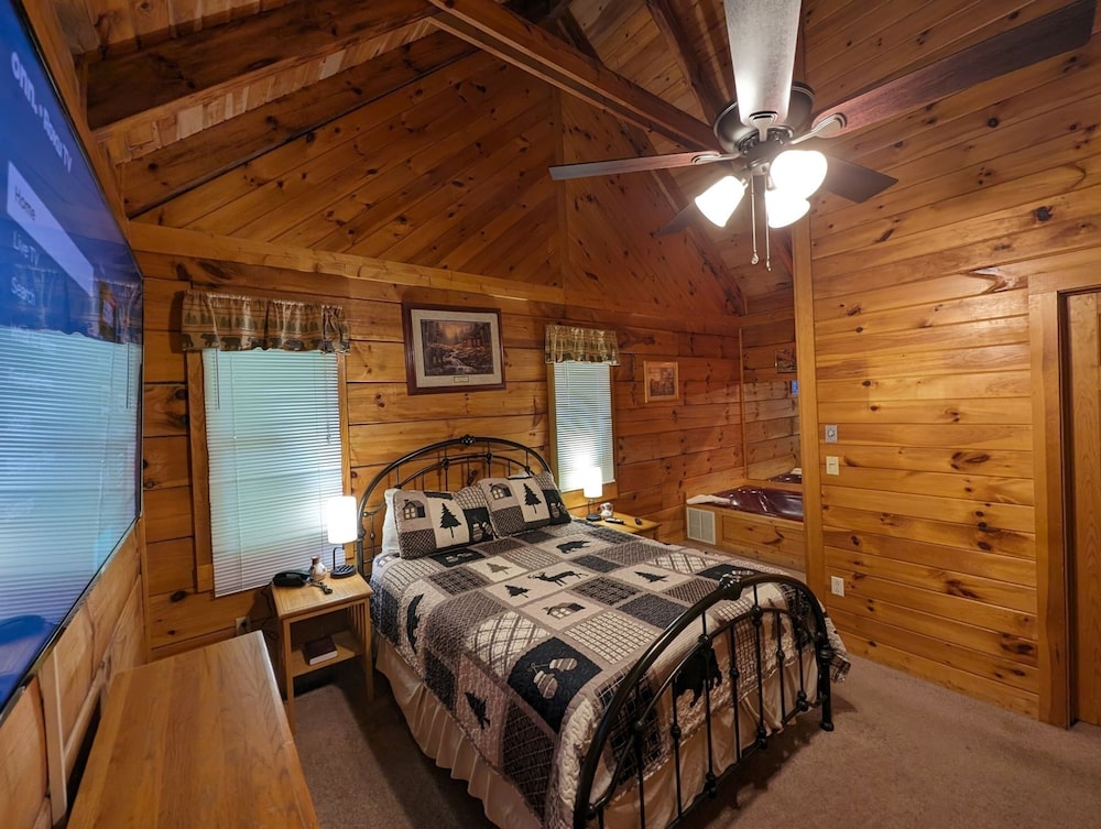 Er57 - Bear Haven - Great Location! Close To All The Action! 1 Bedroom Cabin by RedAwning view 2