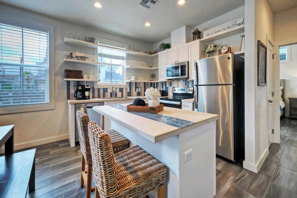 2 Homes in Old Town by Avantstay Sleeps 19, Pool, Newly Built Walk to Eats, Music, & More