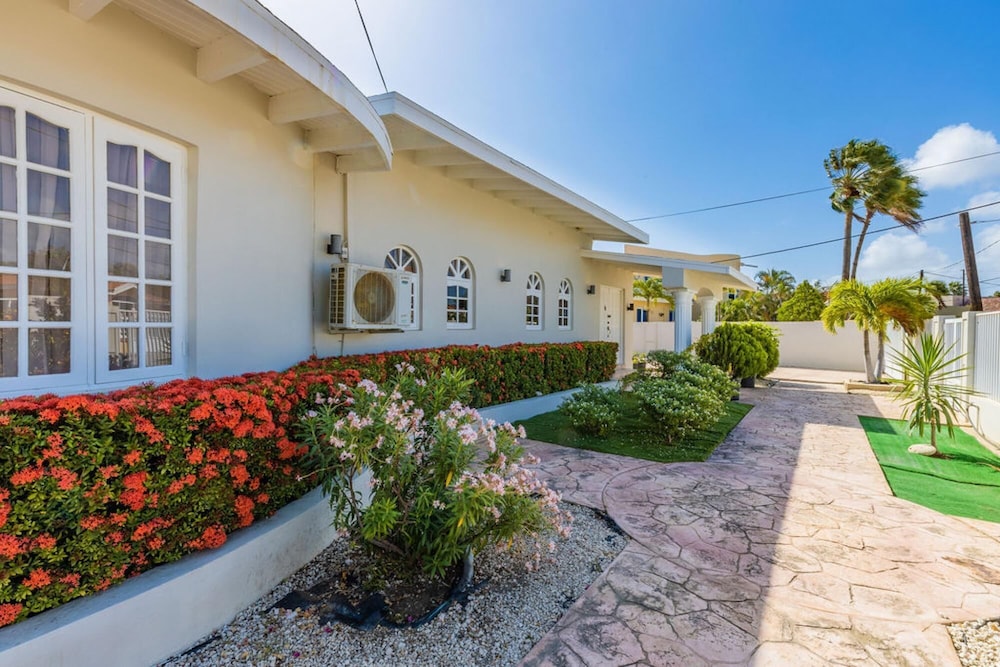 Sleeps 16 Palm Beach - 6BR Villa w Private Pool