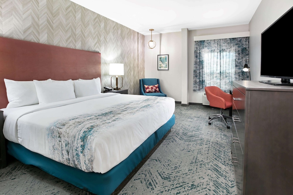 La Quinta Inn  Suites by Wyndham DFW West-Glade Parks - Property Image 24