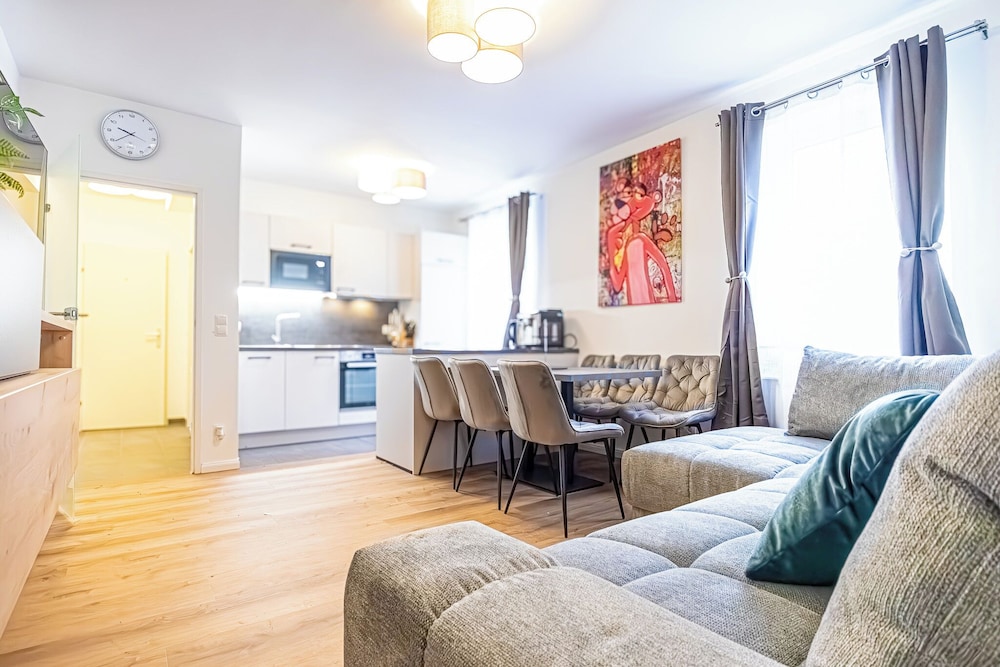 Amazing 2BR 1LR Apt Near Donaustadt