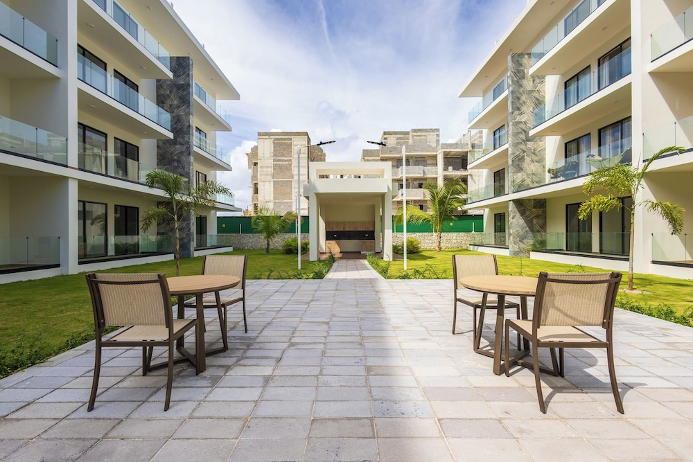 Tropical 2BR Retreat - Terrace, BBQ and Pool