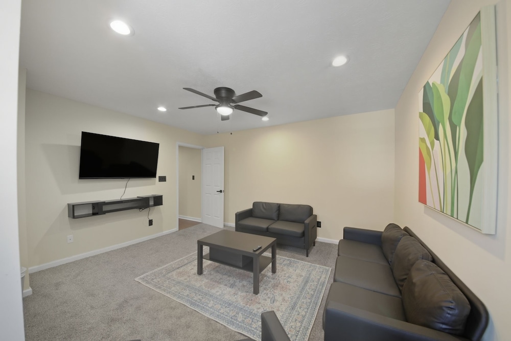 Spacious 2br Home North of Downtown Cincinnati 2 Bedroom Home