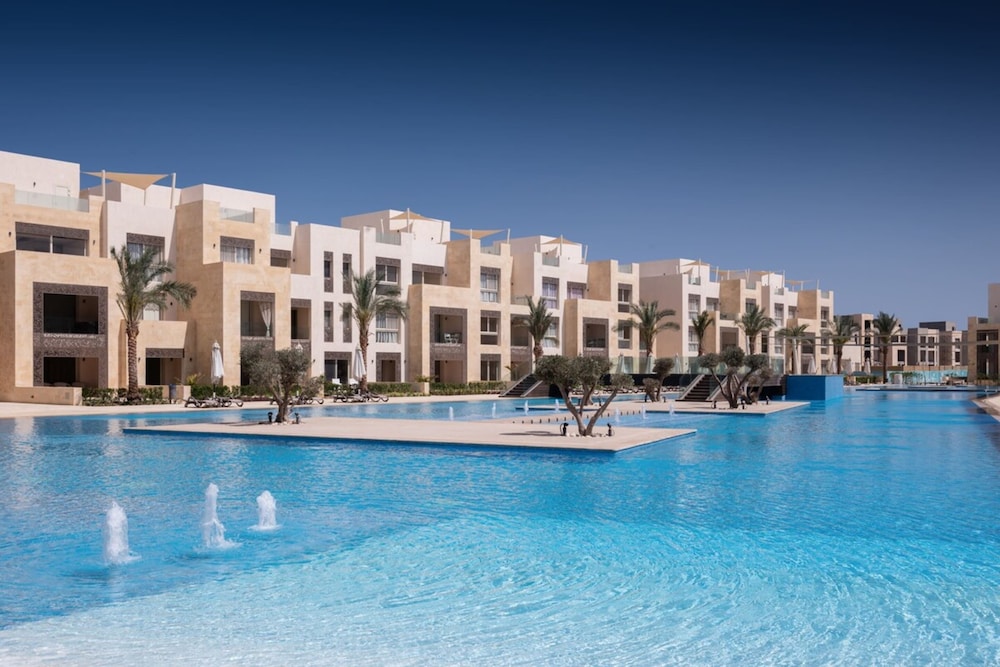 Xuru Stays I Exotic 1bdr w/ Outdoor Terrace Pool & Beach Access