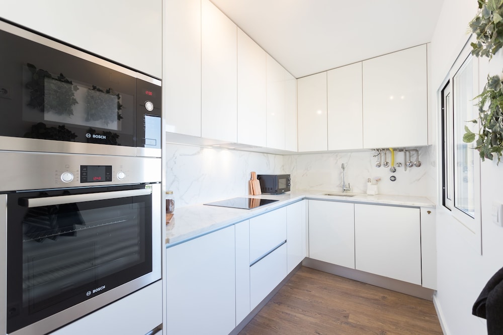 Alfama Lounge Three-Bedroom Apartment w/ River View and Parking - by LU Holidays