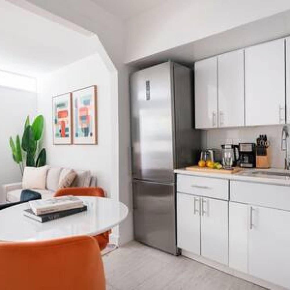 444-3a Newly Renovated 1BR - Elevator Building