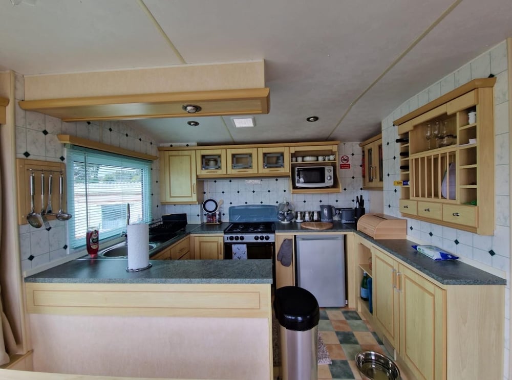 Caravansleeps6-parking-pool-mountain-petsok