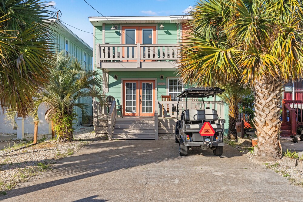 Just Beachy 3BR Dog-friendly Townhouse Near Beaches & Attractions!