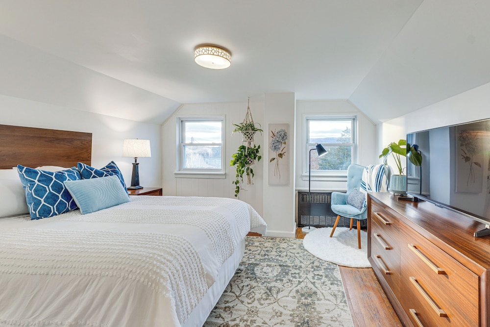Charming Gardiner Home w/ Yard & Sunroom