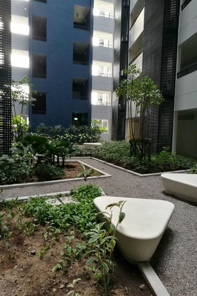 Baan Thew Talay Blue Sapphire 353