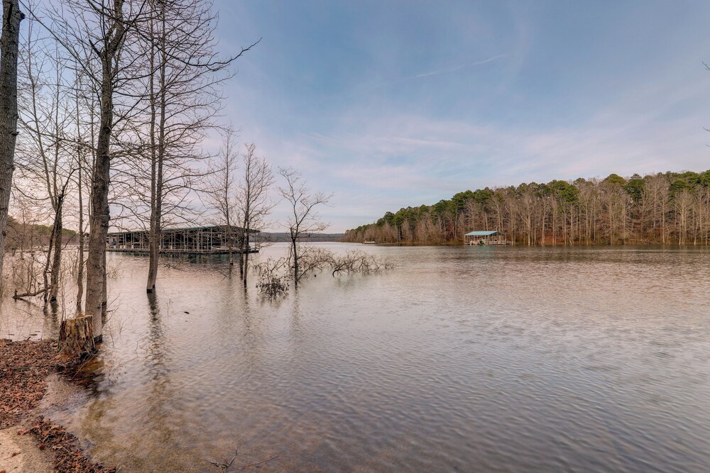Greers Ferry Lake Access & Deck: Group Getaway!