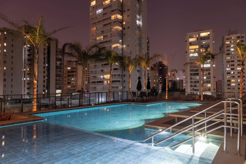 Piscina- academia- AC - Brazilian Corner