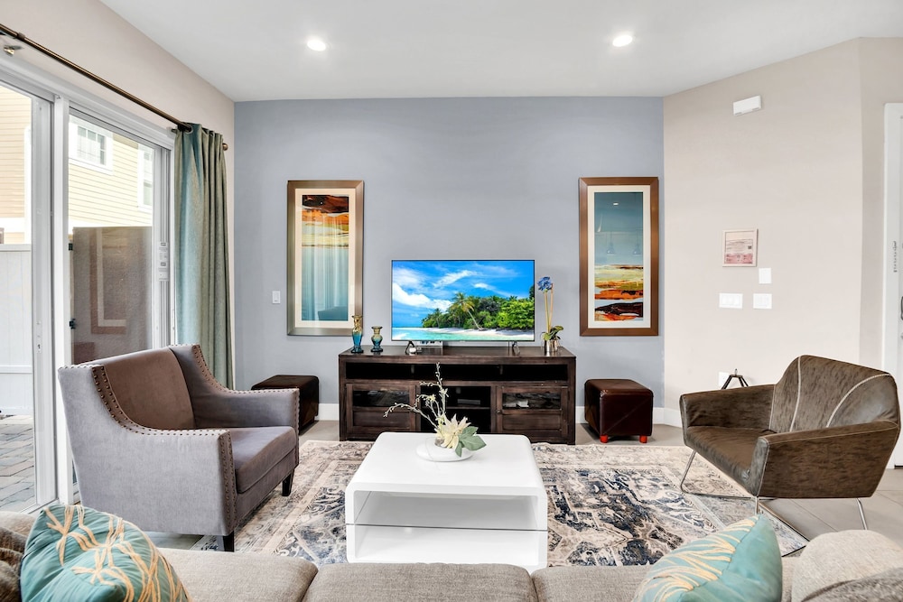 5 BR 6 BA Villa 5min Disneyworld Hot Tub BBQ
