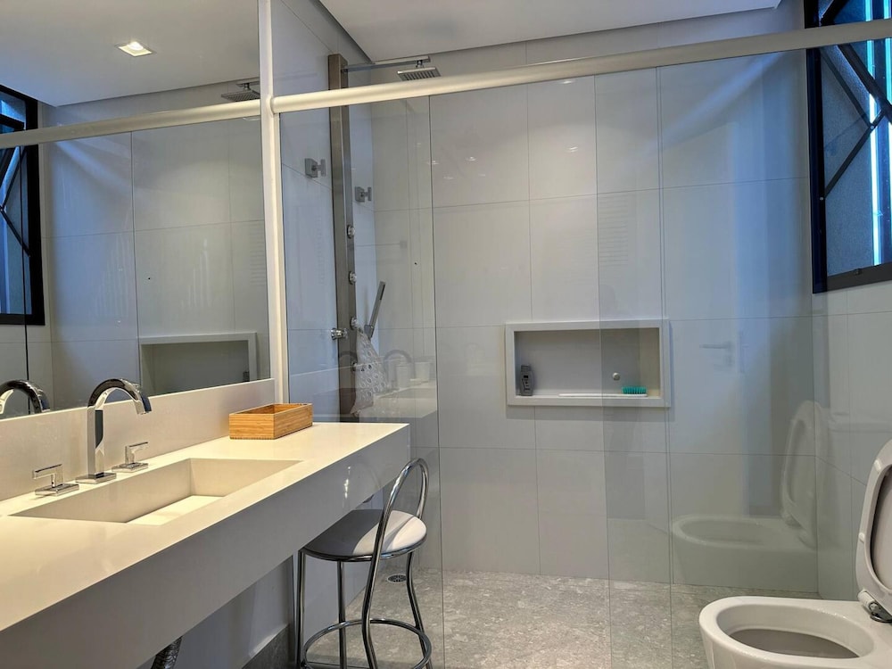 Mans o 6 Suites Riviera