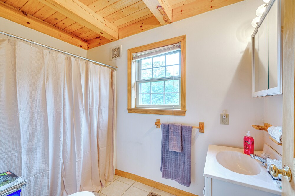 5 Mi to Jay Peak Resort: Cabin w/ Pond Access!