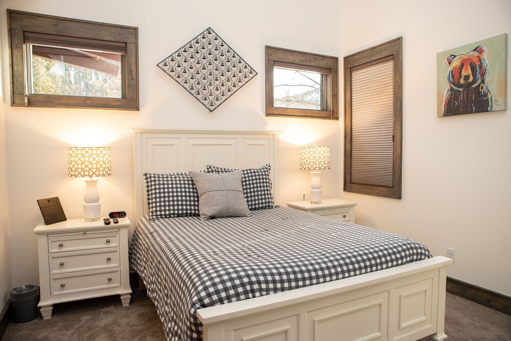 The Seasons 1818 2 Bedroom Condo by RedAwning view 4